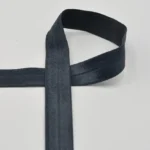 Tumesinine elastne pael valgel taustal