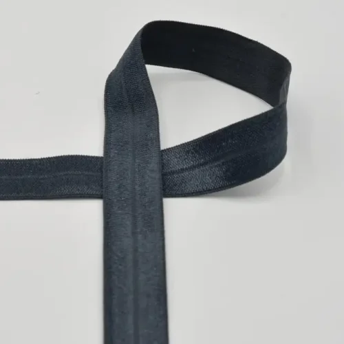 Tumesinine elastne pael valgel taustal