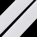 Abstraktsed valged diagonaalsed triibud mustal taustal