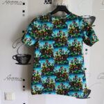 Färgglad T-shirt med Minecraft-mönster på galge