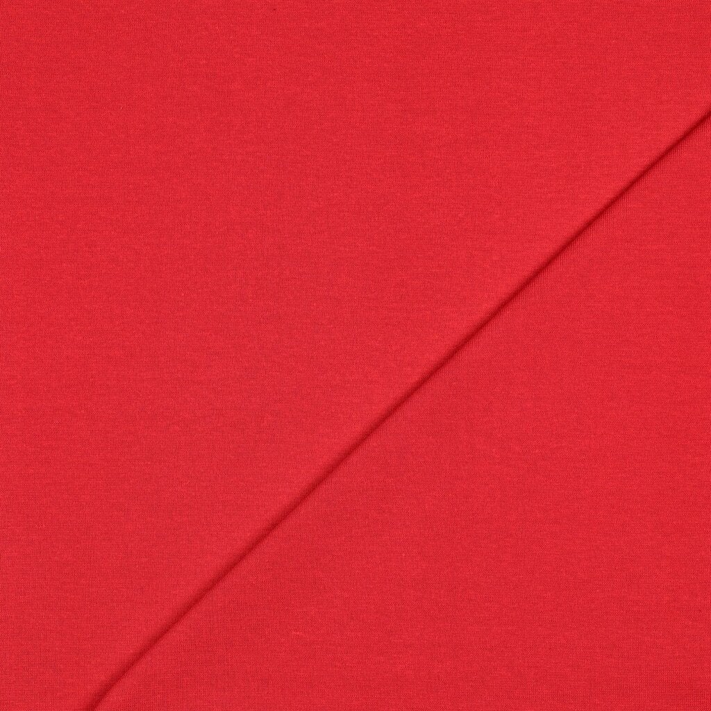 Punane kangas diagonaalse voldiga lähivaates