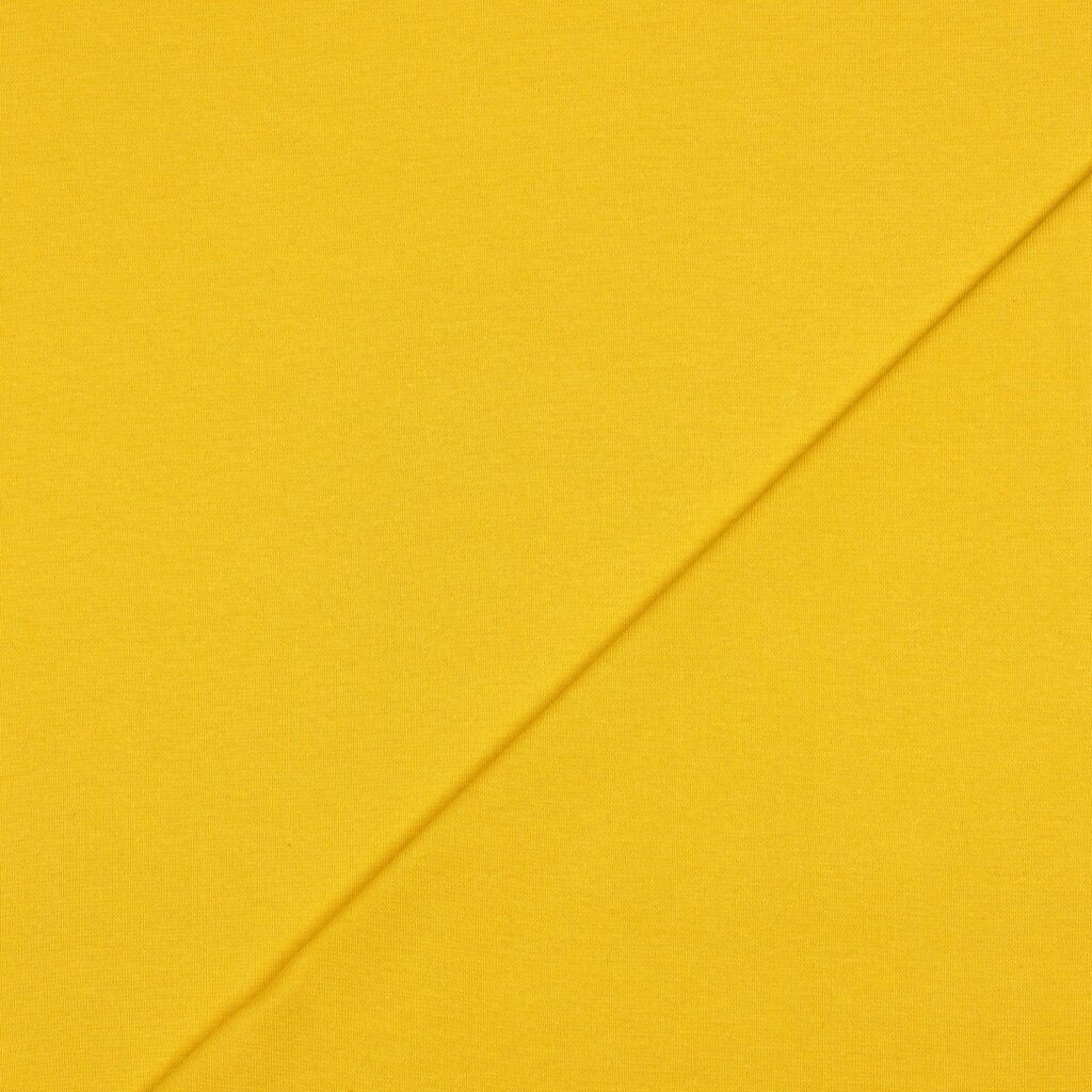 Kollane kangas diagonaalse voldiga lähivaates