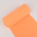 Oranž krepppaberi rull valgel taustal