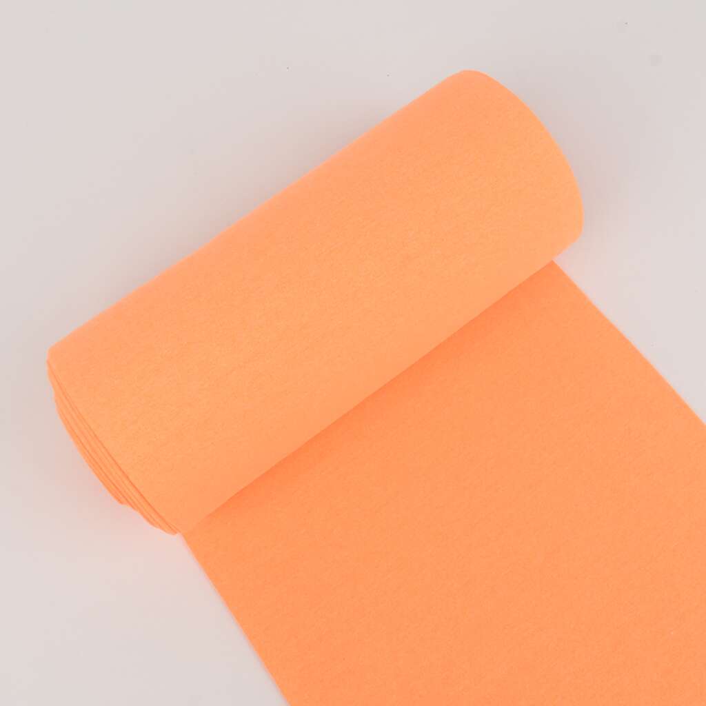 Oranž krepppaberi rull valgel taustal